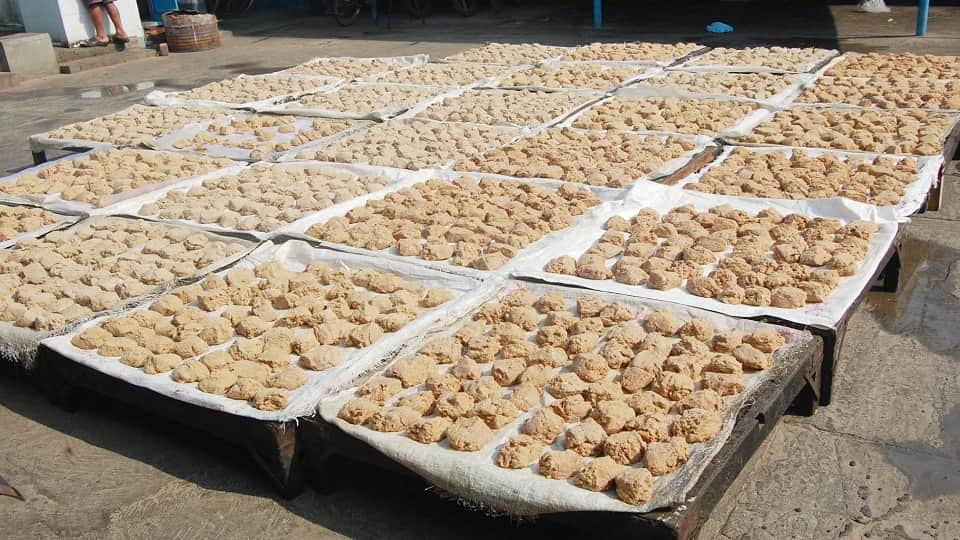 हाथरस की एक फैक्टरी में तैयार होती हींग