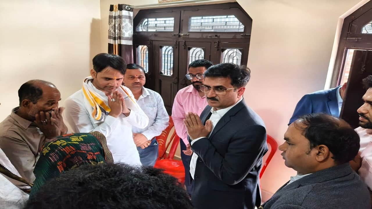 हर्षित मिश्रा के परिजनों से मिले एचपीसीएल के अफसर