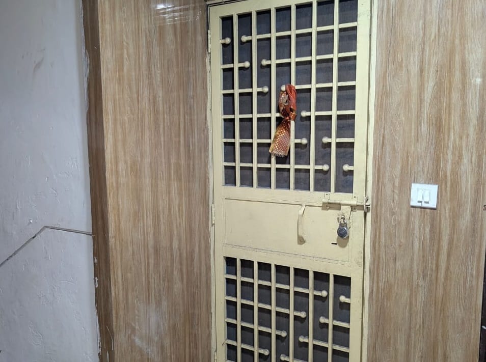 son leaves mothers body in flat and commits suicide by jumping from 13th floor In Ghaziabad
