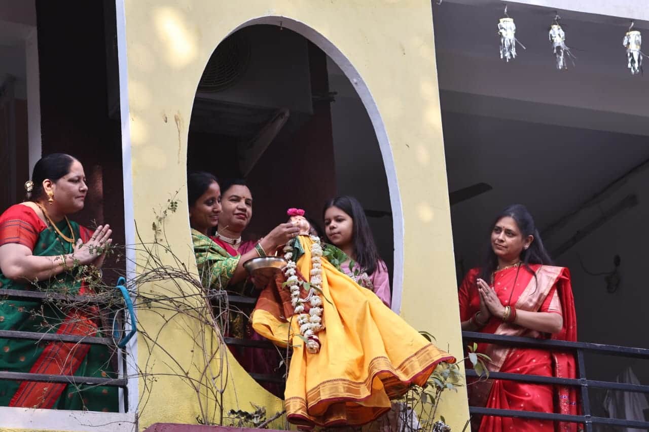 इंदौर में गुड़ी सजाते लोग