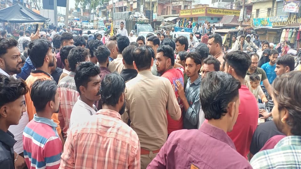 UP: Cow protection team workers who came to close meat shops in Saharanpur were chased by the crowd, road jamm