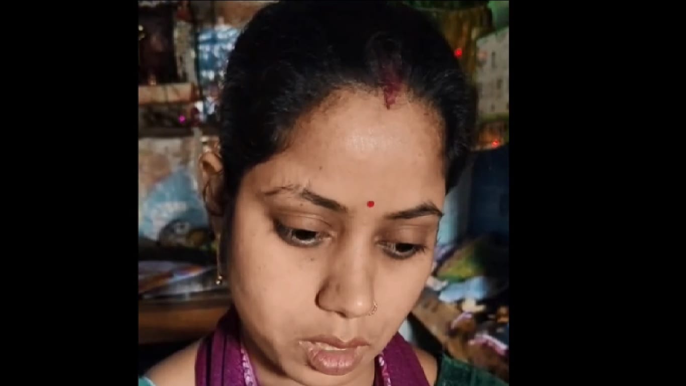 जानकारी देती पीड़िता