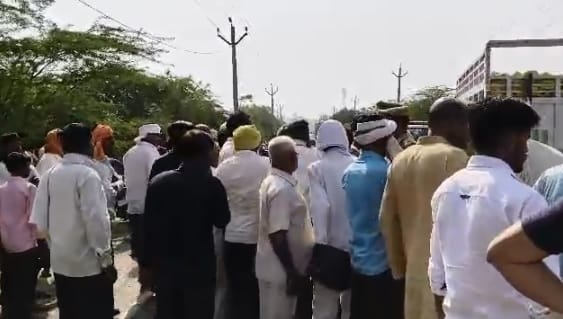 घटनास्थल पर लगी भीड़