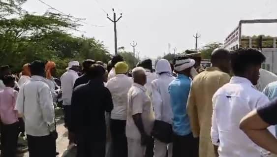 घटनास्थल पर लगी भीड़