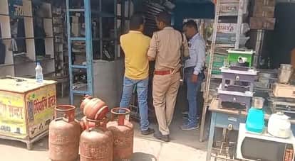 Kanpur ADM and Supply Department Conduct Raid Over 46 Large and Small Cylinders Recovered