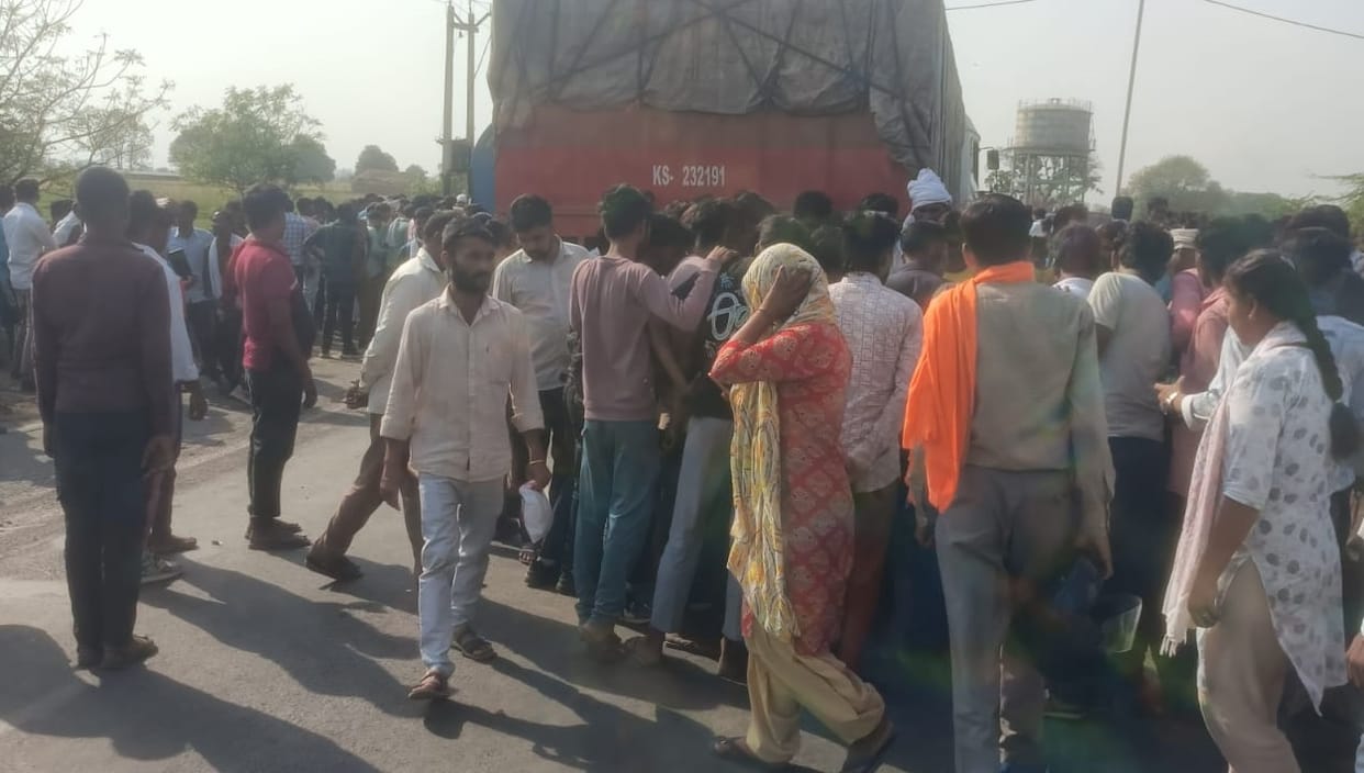Kanpur Accident Milk Tanker Runs Over Motorcyclists Three Friends Dead Tragedy Strikes While Route to Funeral