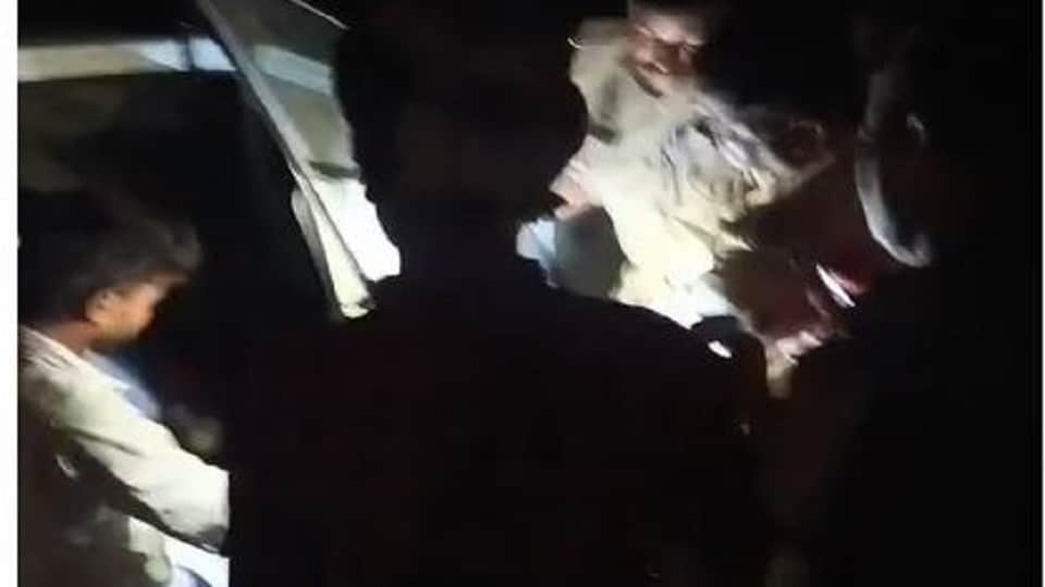 खाई में गिरी कार