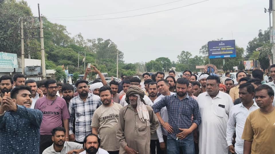 लोगों ने स्टेट हाईवे किया जाम