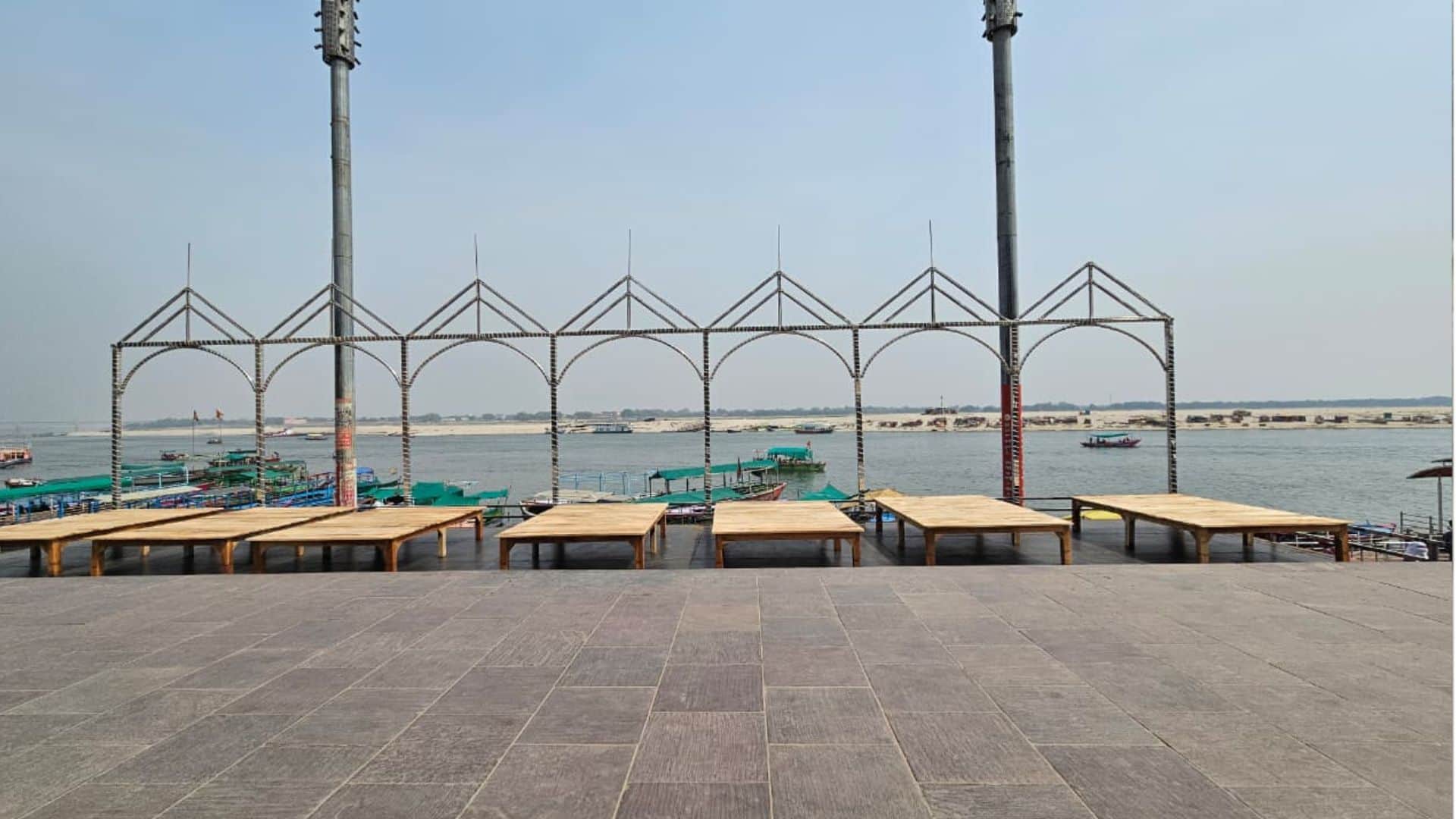 ललिता घाट पर गंगा आरती के लिए तैयार मंच