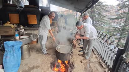 LPG Crisis: The era of the traditional chulha has returned food is being cooked over a wood fire. Watch the vi