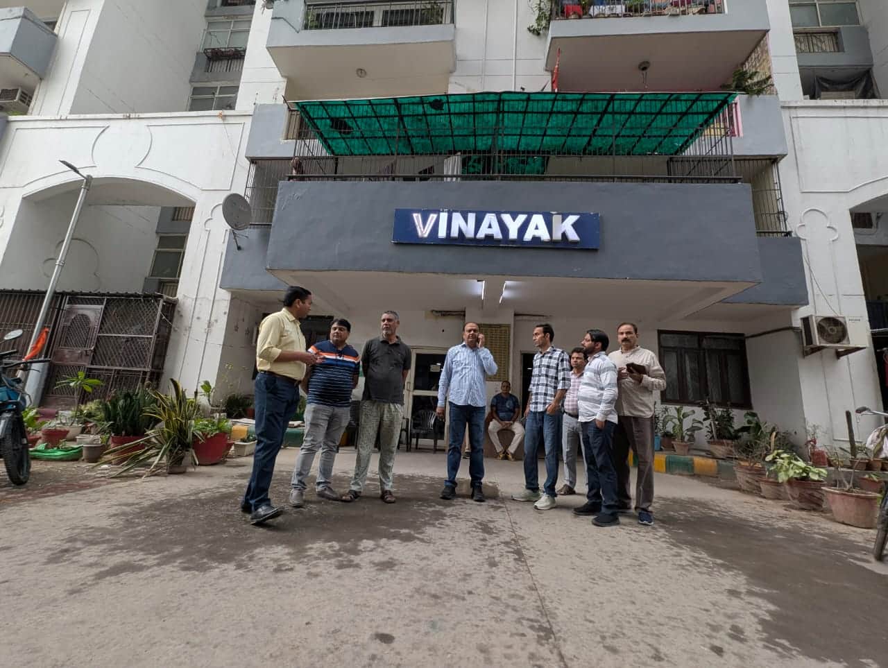 son leaves mothers body in flat and commits suicide by jumping from 13th floor In Ghaziabad