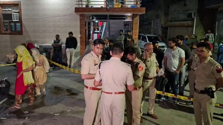 Delhi: कुछ दिन पहले जेल से निकले दुकानदार की गोली मारकर हत्या, पिता, भांजा और पड़ोसी घायल, इस गैंग पर  शक