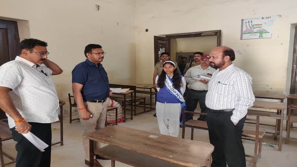 मूल्यांकन केंद्र का निरीक्षण करतीं हर्षिता अवस्थी।