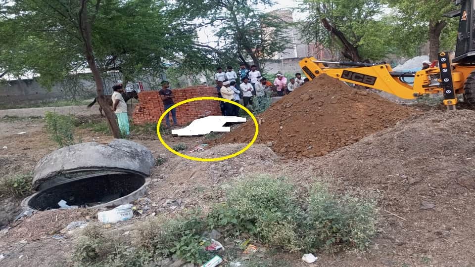 मृत भैंस को दफनाते हुए पशुपालक