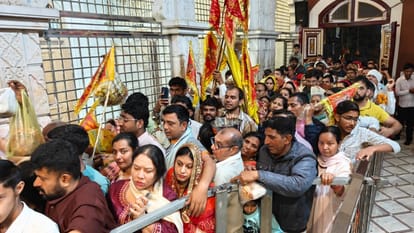 चैत्र नवरात्रि का पहला दिन: भीमेश्वरी देवी मंदिर में उमड़ी भक्तो की भीड़,  पुलिस की कड़ी सुरक्षा व्यवस्था - Crowds Throng Temples On The First Day Of  Navratri - Amar ...