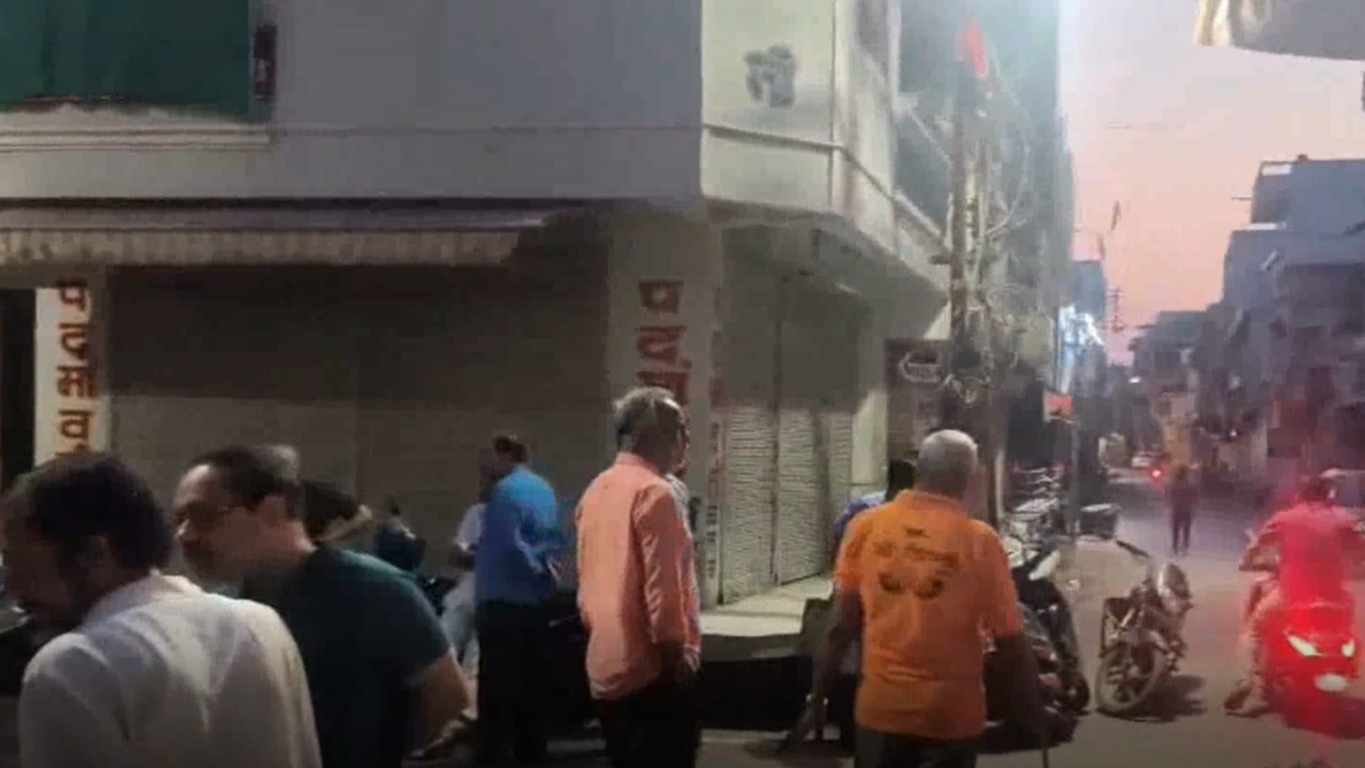 युवक ने खुद का गला रेता, ज्यादा खून बहने से हुई मौत