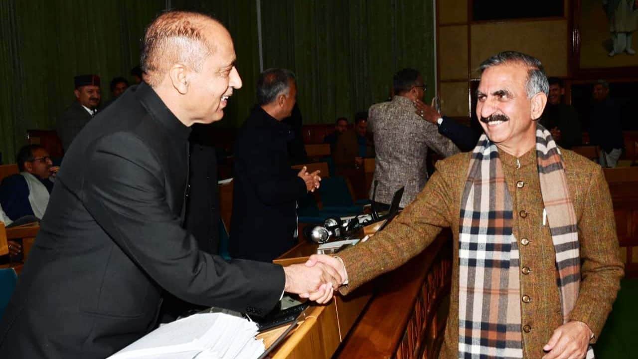 नोकझोंक से पहले कुछ इस अंदाज में मिले सीएम और नेता विपक्ष।