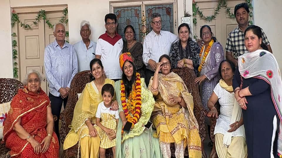 नंदिनी शर्मा अपने परिजनों के साथ