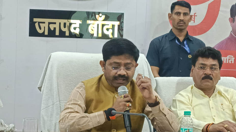 औद्योगिक विकास मंत्री नंद गोपाल नंदी