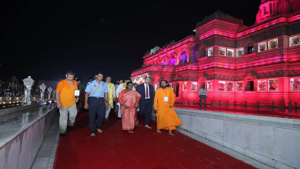 प्रेम मंदिर में राष्ट्रपति द्राैपदी मुर्मू।