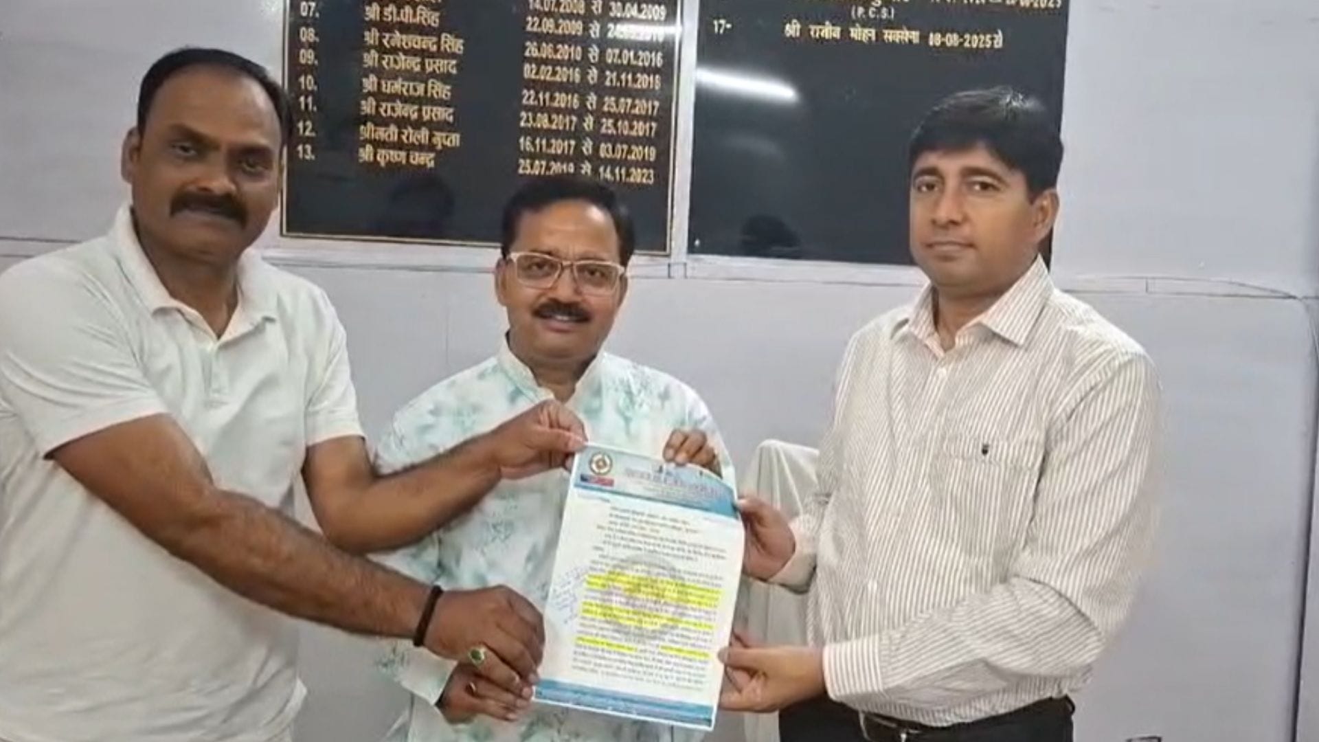 पत्रक सौंपते लोग