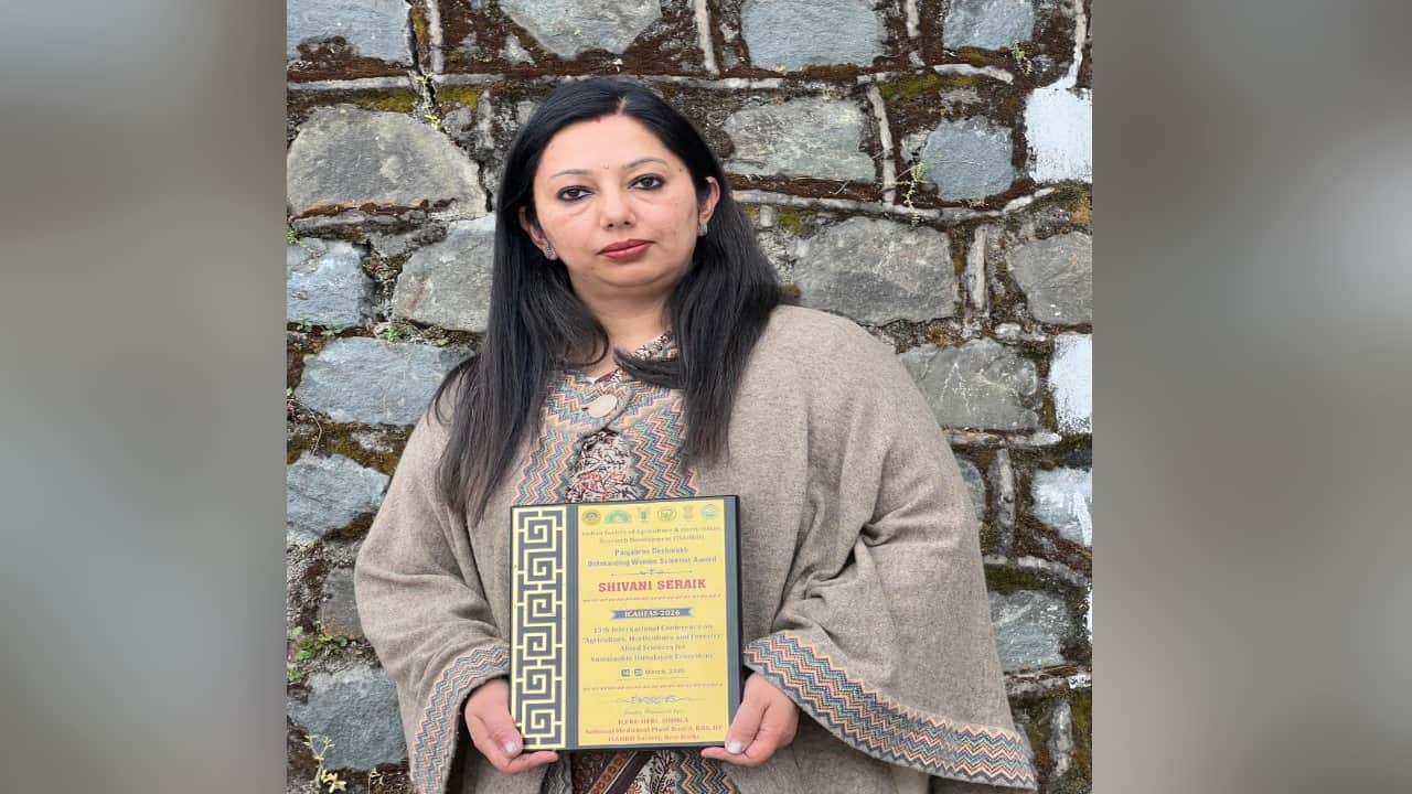 प्रोफेसर शिवानी कपरेट।