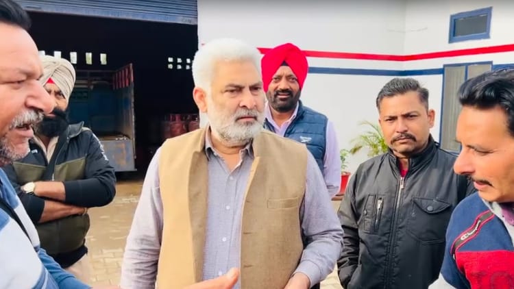 गैस संकट: पठानकोट के तारागढ़ में गैस एजेंसी बंद, बाहर लोगों की लाइन लगी; मंत्री कटारूचक्क ने खुद आकर खुलवाई