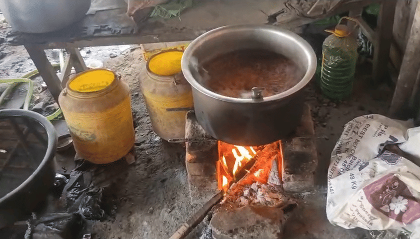 होटल-ढाबों में भट्ठियां जलाने को मजबूर लोग।