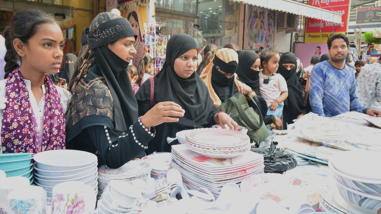 28 fasts completed, Eid moon can be seen today, crowd of buyers gathered in the markets.
