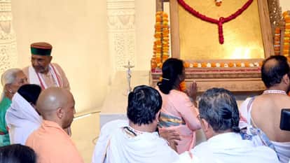 Ayodhya: President Droupadi Murmu Performs Aarti of Ram Lalla; 'Shri Ram Yantra' Installed — See Photos