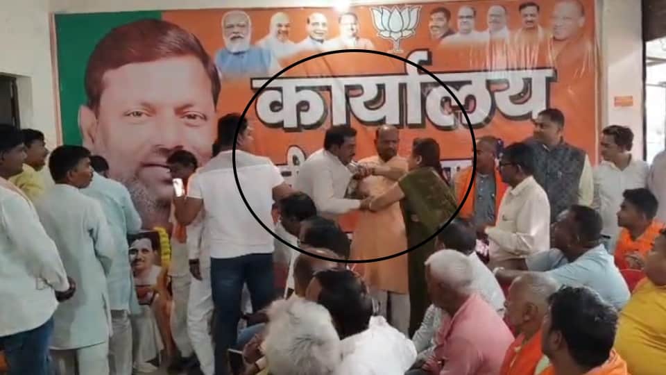 मनोनीत सभासद का कॉलर पकड़ रुपये मांगती महिला