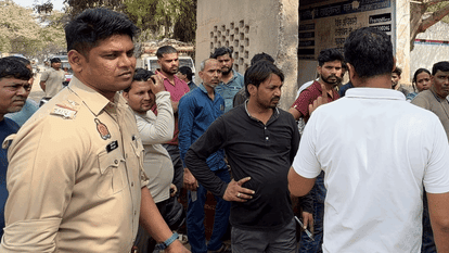 Black Marketing of Domestic Gas in Noida and Cylinders Selling for Up to 5000