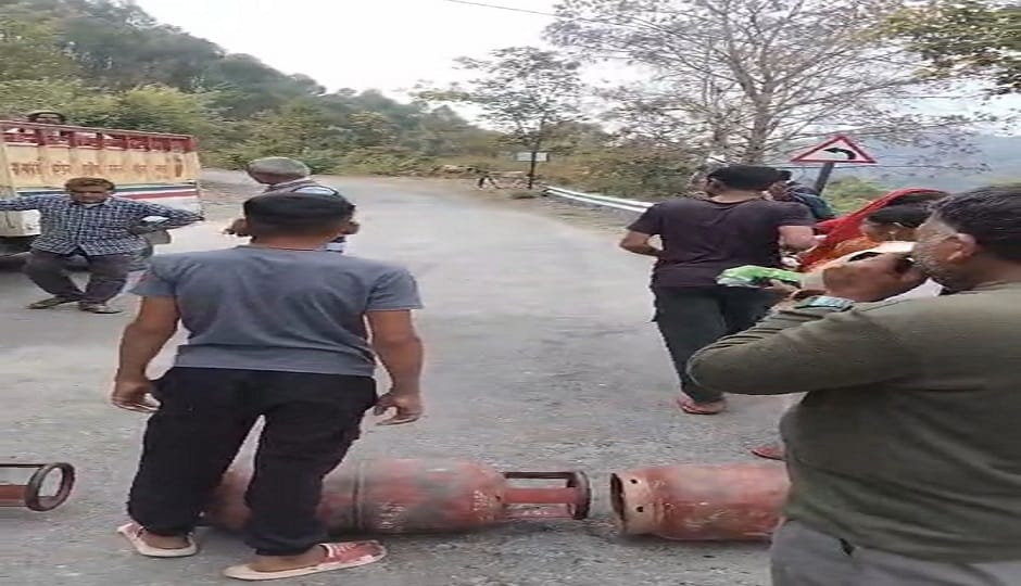 Villagers staged a protest in Almora with empty cylinders