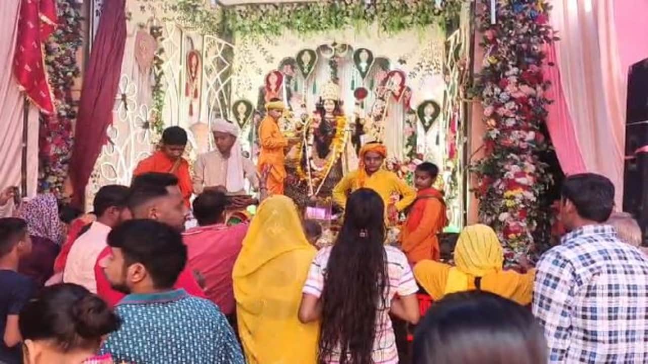 संकटा देवी मंदिर में दर्शन करते भक्त
