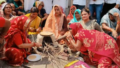 SP Women Protest LPG Shortage in Agra Cook Rotis on Stove at Collectorate