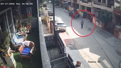 House broken into cash worth 1 lakh and jewelry worth lakhs stolen crime captured on CCTV police on the lookou