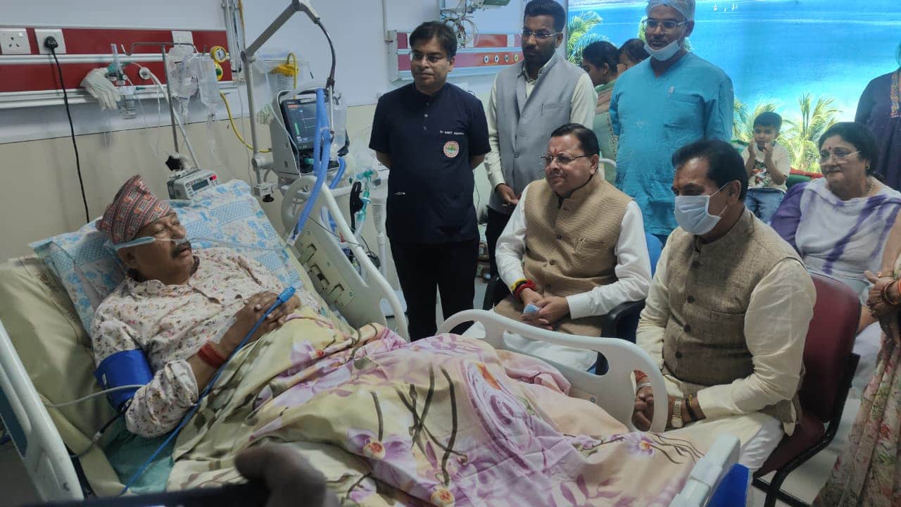 सतपाल महाराज से मिलने पहुंचे सीएम धामी