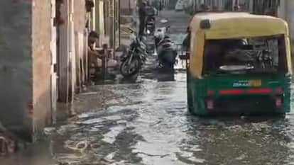 Jhansi: Unconnected taps pose a problem, water flows on the roads