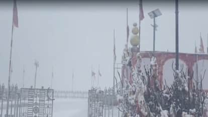 Navratri worship was performed amidst heavy snowfall at the Mata Shikari Devi Temple