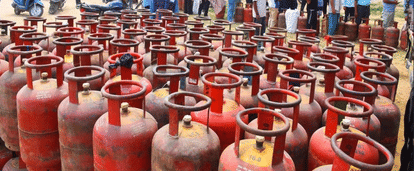 Cylinder shortage: Women, men and disabled people lined up since 2 a.m., with a long line outside the agency.