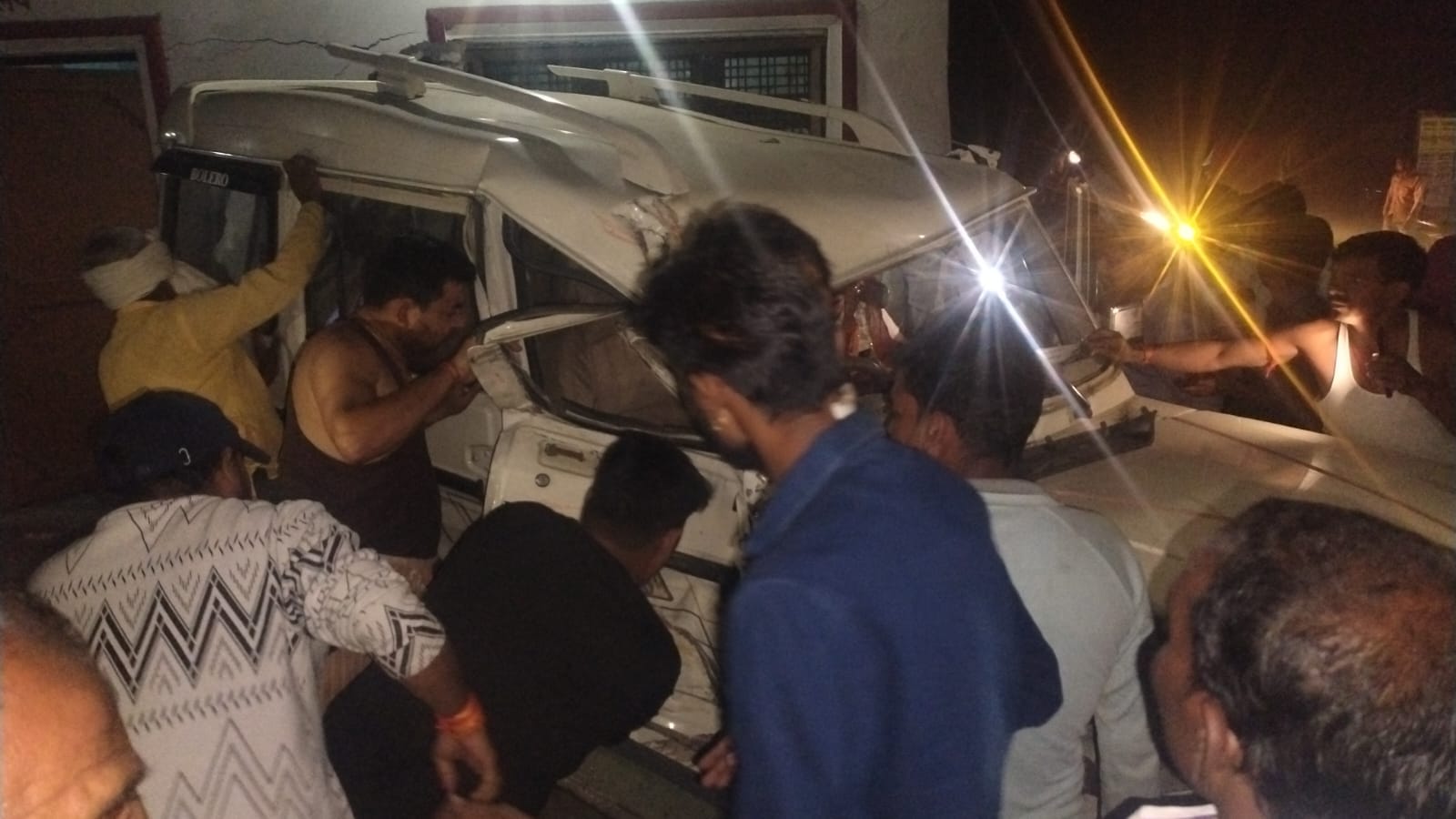 पुलिस चौकी से टकराई डीसीएम।