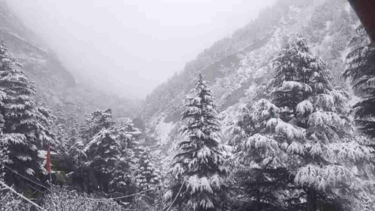 Uttarakhand Weather: प्रदेश में बदला मौसम का मिजाज, गंगोत्री-यमुनोत्री-बदरीनाथ में हुई बर्फबारी, बढ़ी ठंड