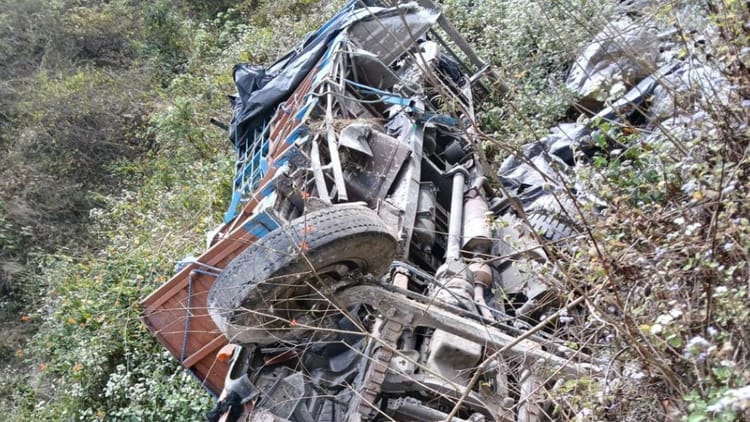Almora Accident: साकर गांव के पास ट्रक खाई में गिरा, उड़े परखच्चे, चालक-परिचालक घायल