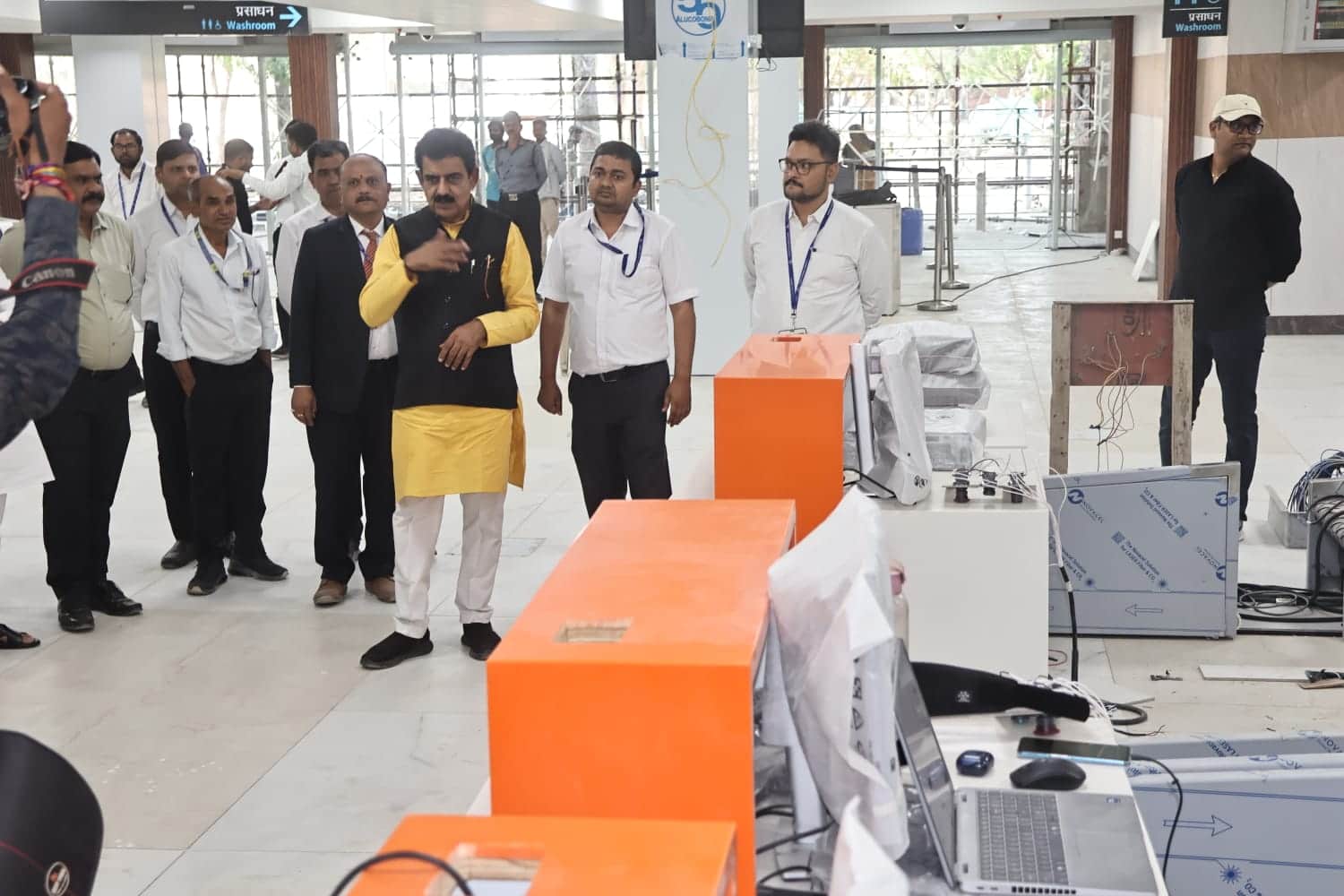 टर्मिनल का दौरा करते शंकर लालवनी।