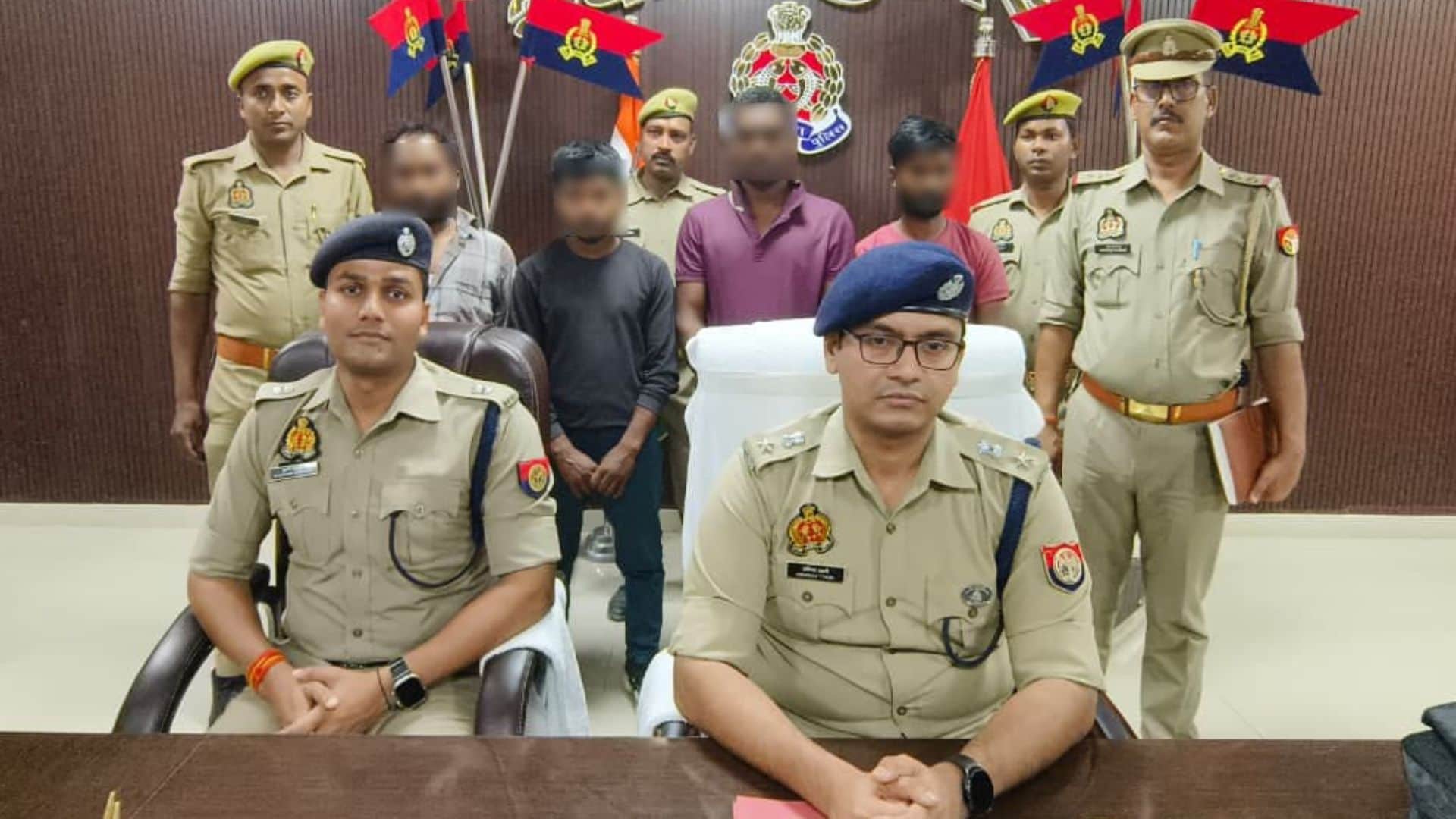 तस्करों की जानकारी देती पुलिस।