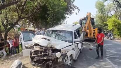 Four people died in a road accident in Jalesar in Etah