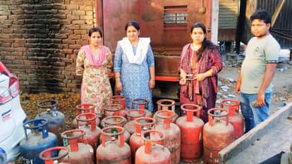 LPG Crisis in Varanasi 50 Packaging Units Shut Down in Chandpur Canteens at 38 Units Locked in Karkhiyav