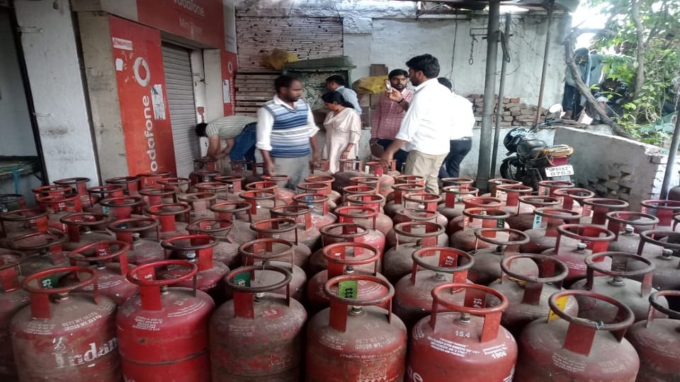 Raid on Illegal Gas godown in Agra 130 Cylinders Recovered