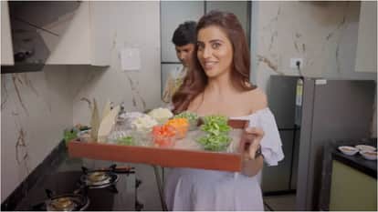 Bhojpuri Actress Akshara singh shares new Recipe In Dhurandhar episode Of Chattar Pattar Vlogs