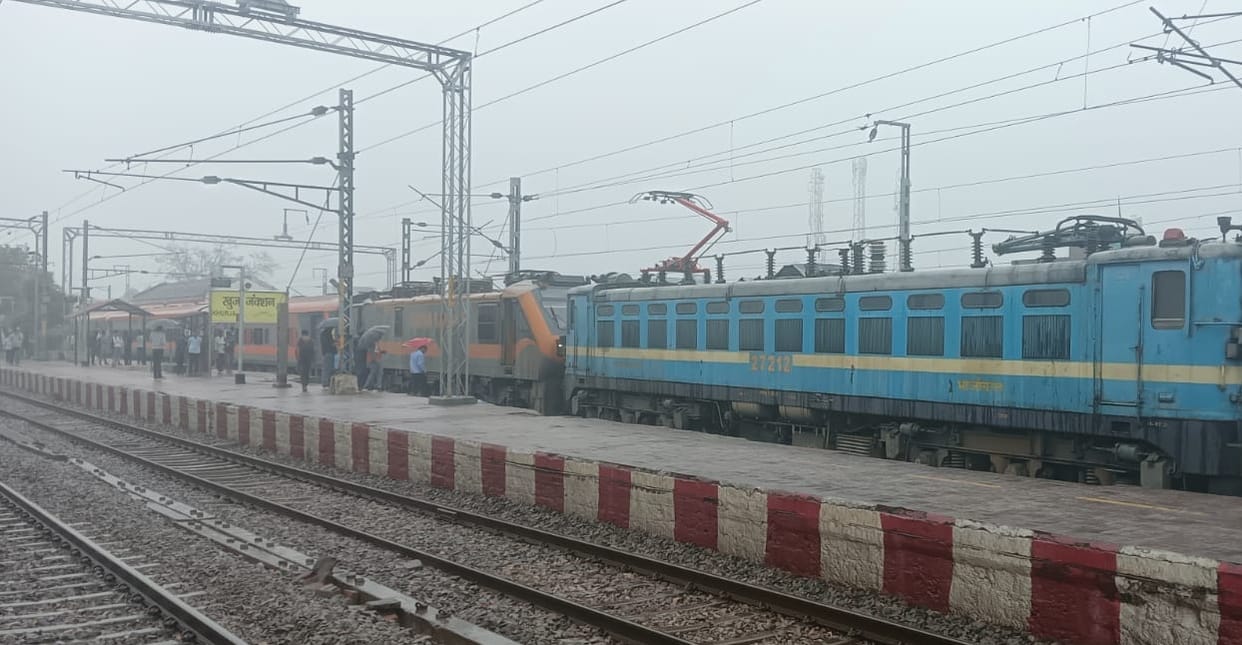 Amrit Bharat Express remained halted at Khurja for four hours due to fire in train engines pantograph